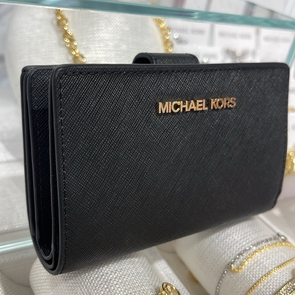 Michael Medium Crossgrain Leather Bifold Wallet
Black
NWT - Picture 16 of 16